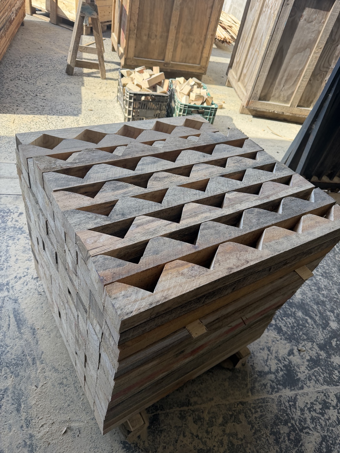Conjunto de berços de madeira com cavas fabricados pela Mogi Pack