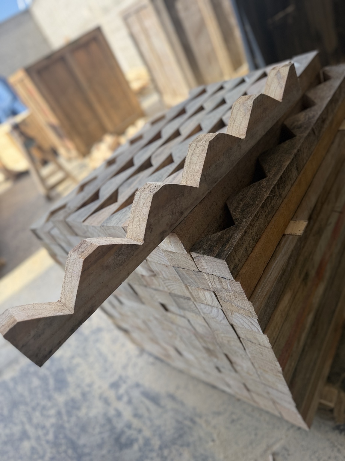 Detalhe das cavas no berço de madeira