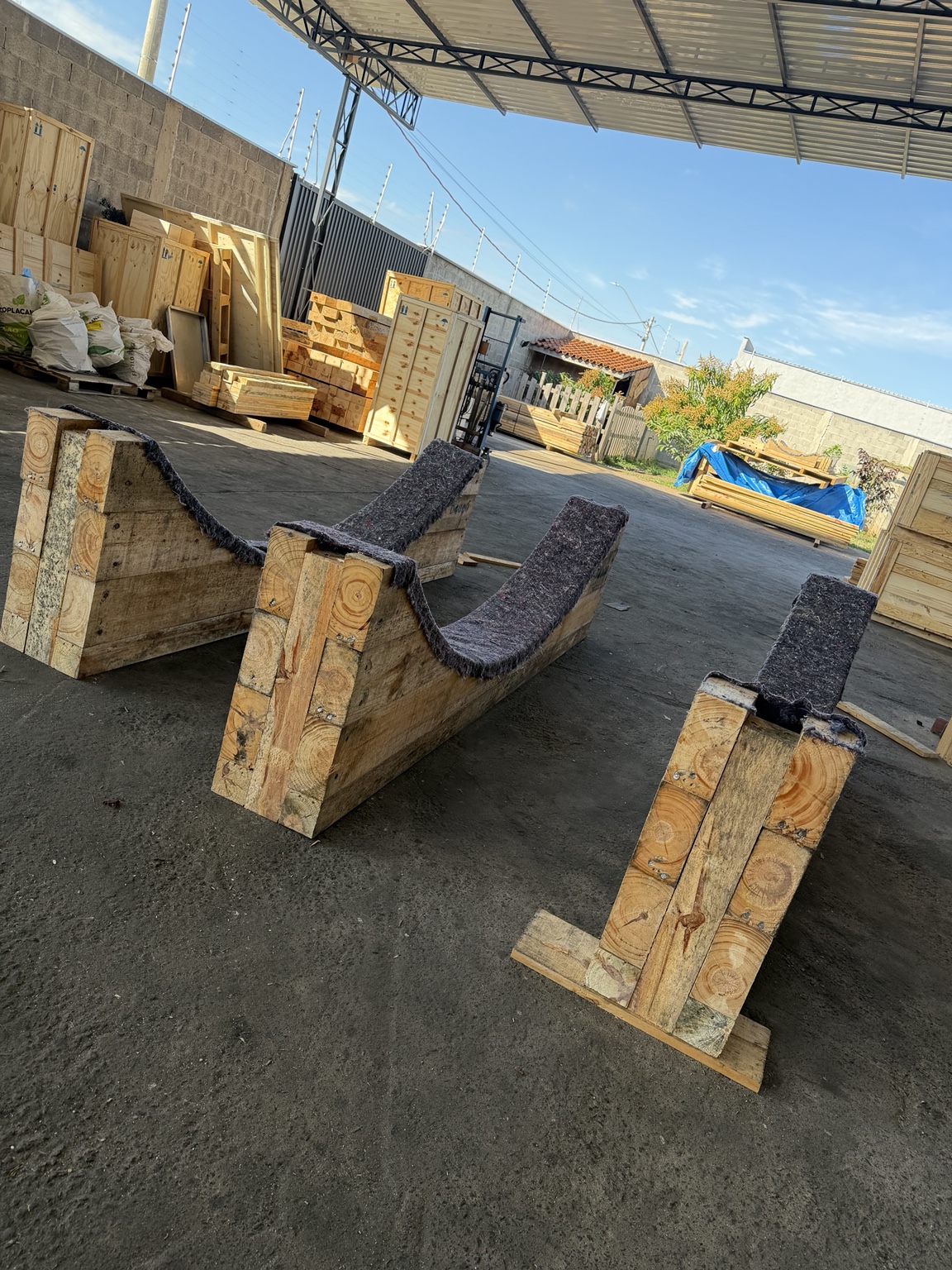 Conjunto de berços de madeira com feltro fabricados pela Mogi Pack
