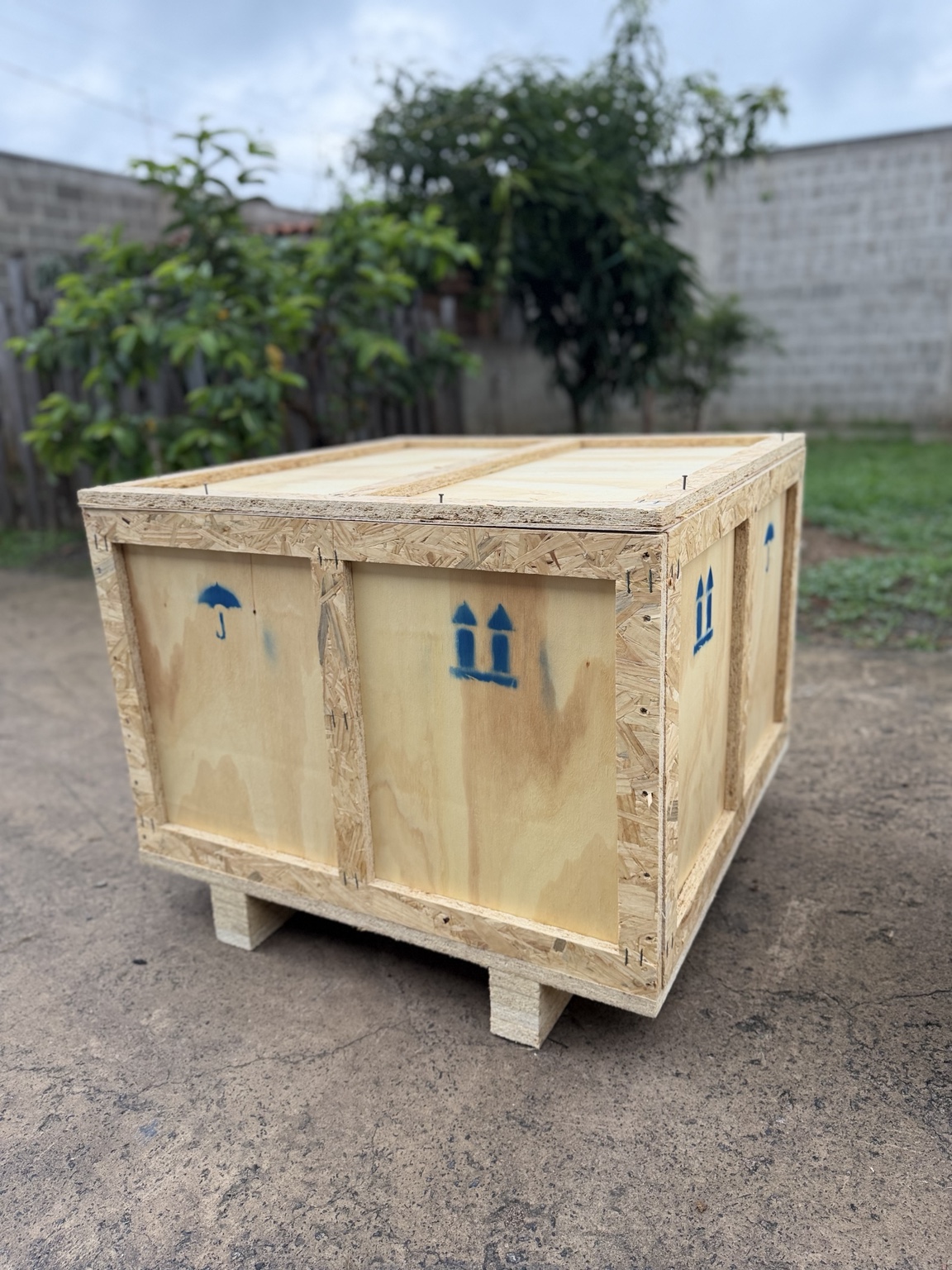 Caixa de madeira em compensado e OSB vista de outro ângulo