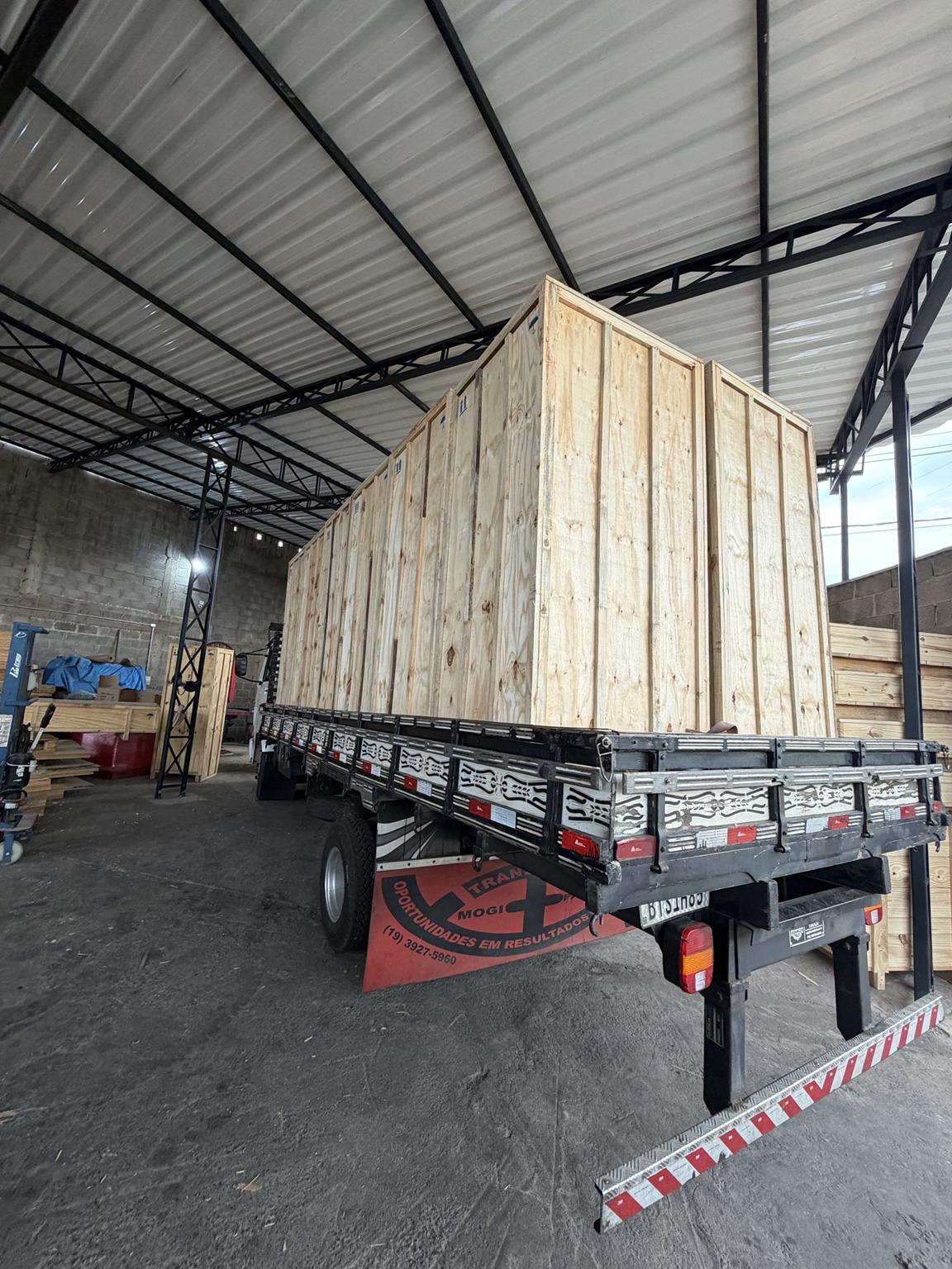 Caminhão carregado com caixas de madeira produzidas pela Mogi Pack